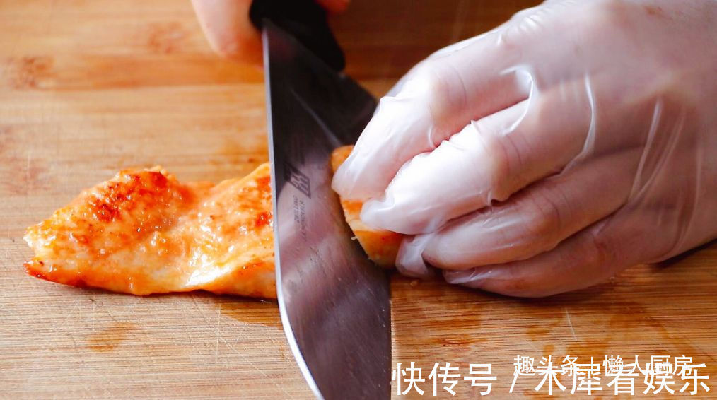 鸡胸肉直接水煮，吃起来肉质柴，教你香煎鸡胸肉的做法，嫩滑多汁