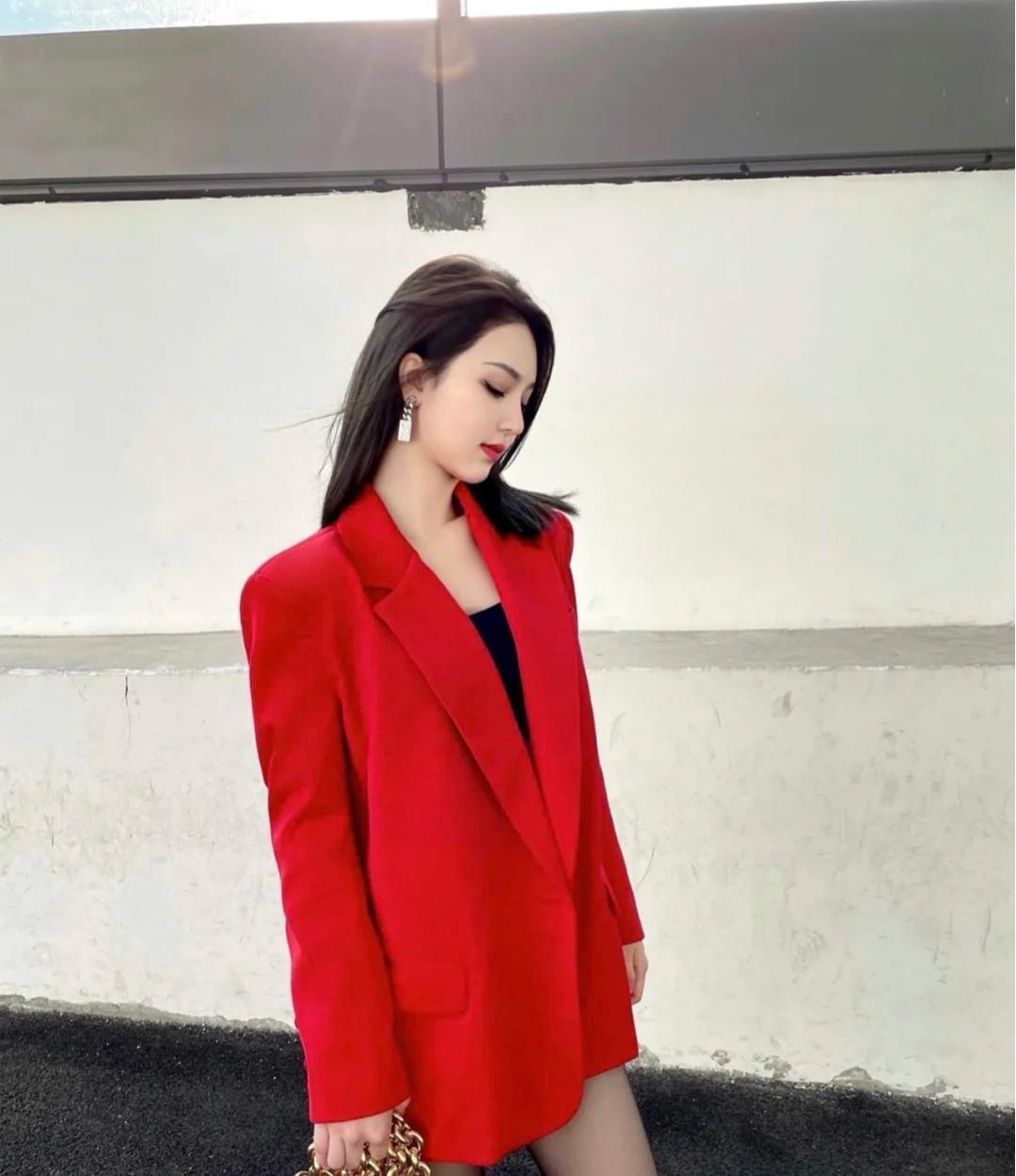 克拉拉带火了一种穿搭，叫“红色西装+牛杂短裤”，秀出高挑身材