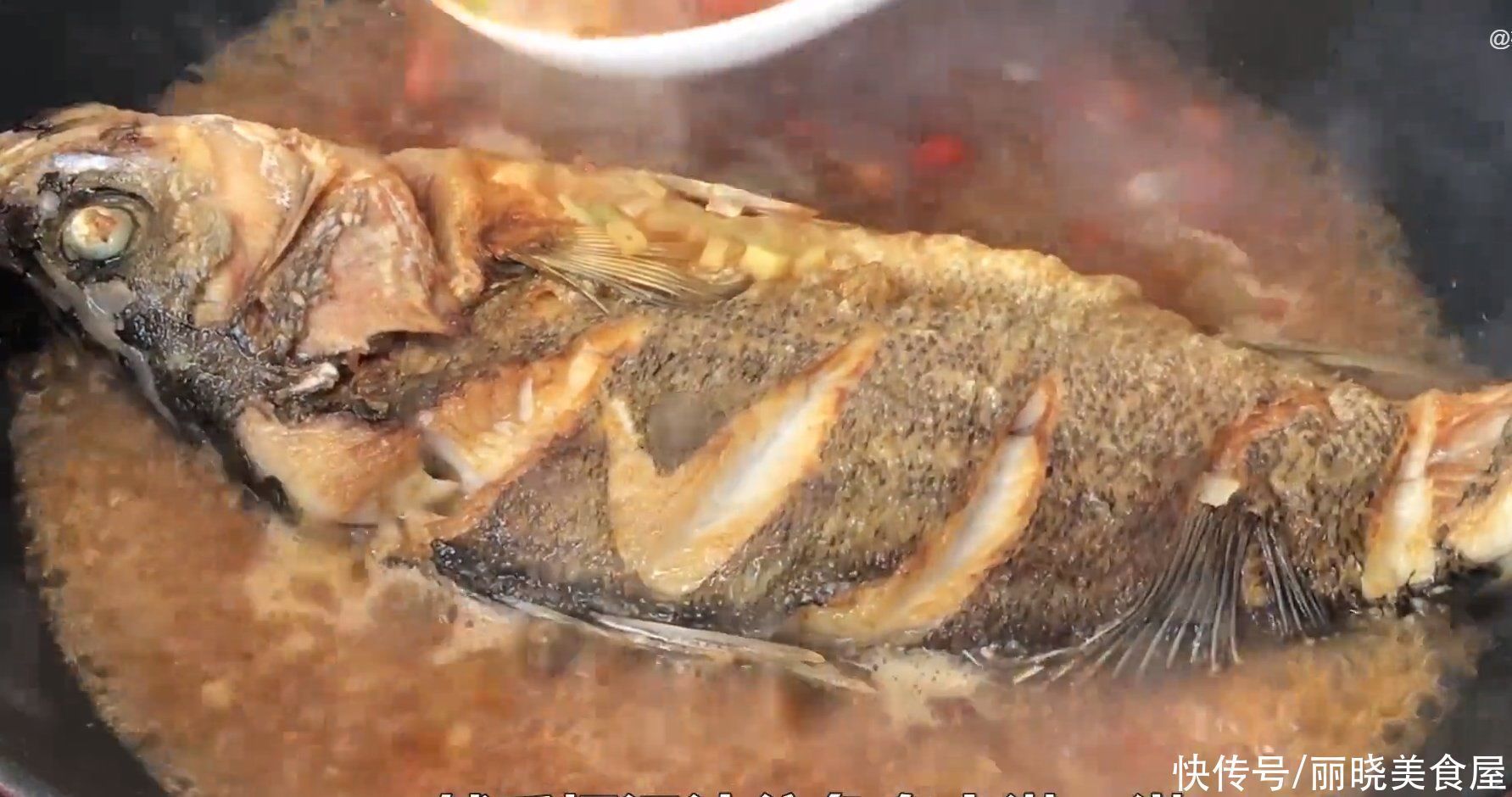 不管煎什么鱼，切记不要直接下锅，教你一招，不粘锅不掉皮
