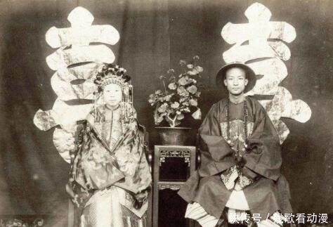 斩首|晚清老照片:新娘穿“婚纱”拍结婚照,死刑犯被当街斩首!