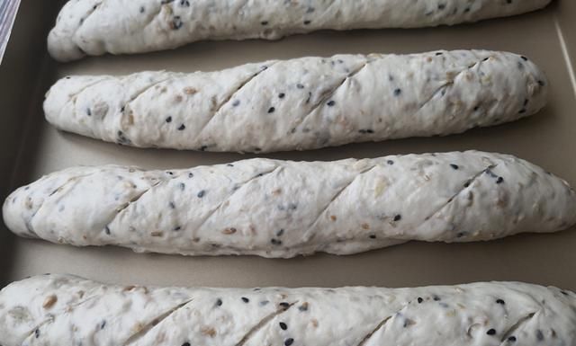 这个面包不一般,好多食材在其中,口口有惊喜,越嚼越香,吃不够