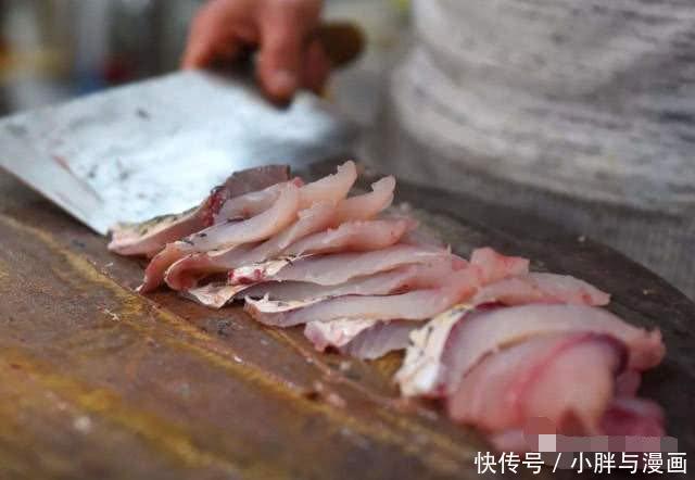  日本独创的“活鱼切片”，鱼会感到痛吗？日本人：它们没痛觉的