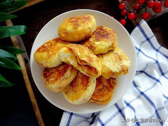平底锅|烧饼这么做真省事，平底锅就完成，多加一样材料太香，冷热都好吃