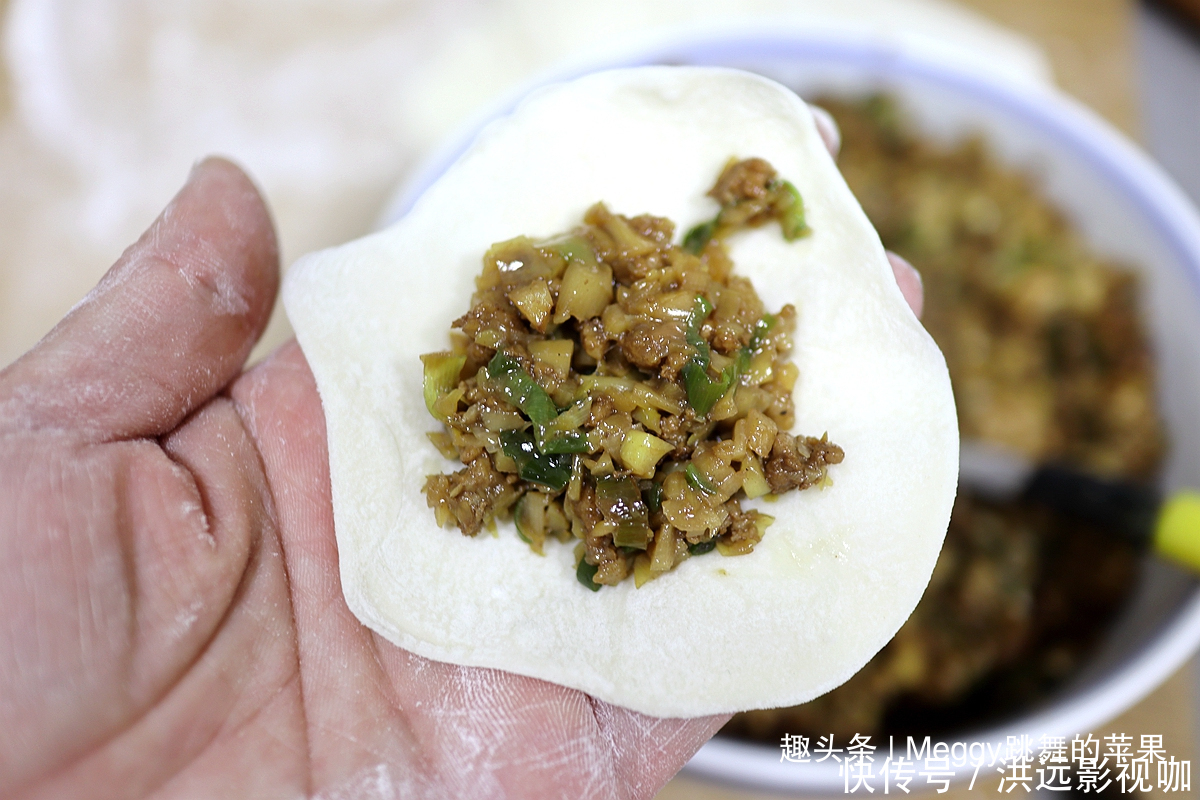  生肉|包饺子用生肉还是熟肉都不对！跟我学一招，生熟肉馅香得捧肚皮
