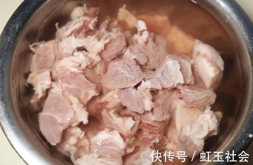 炖羊肉,香料越多越难吃,只放3样就够了,羊肉不膻,汤汁鲜美