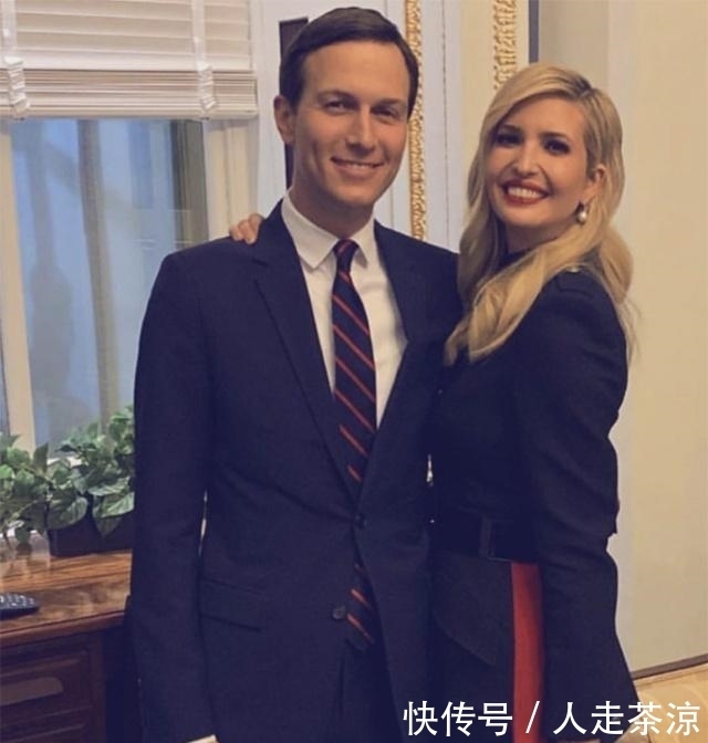 卷发|伊万卡终于换回偏分卷发!烈焰红唇配拼色套装,赢了继母和妹妹