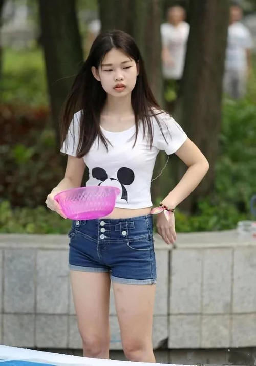 玩水的清纯小妹，干净如初，俏皮又迷人#时尚穿搭# #时尚街拍#