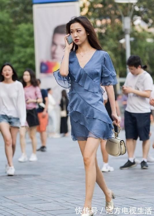 美女|美女是不是都想好了，这荷叶裙再胖20斤也能穿