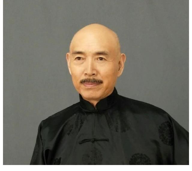 《香山葉正紅》選角敷衍，非特型演員演開國(guó)將帥，草臺(tái)班子既視感