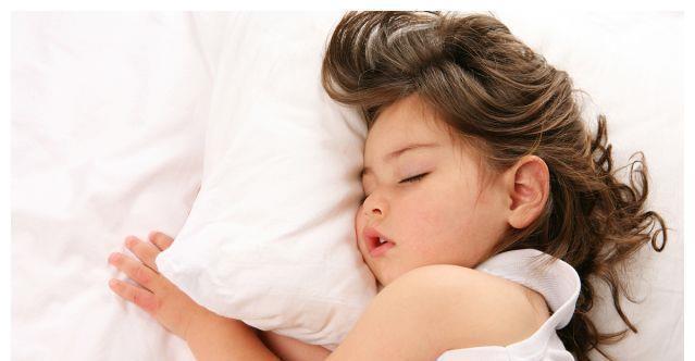 睡姿|孩子睡觉用这两种睡姿,宝妈该反思了,孩子的缺爱问题有点严重