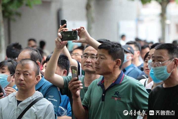 考试|首场考试结束，山师附中考点外，家长翘首以盼