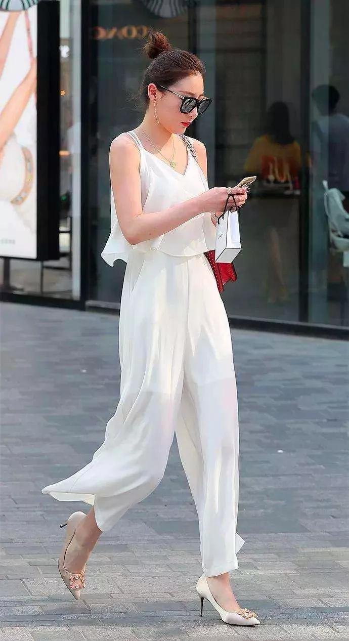 美女脚上搭配一双银灰色的高跟鞋,走路的时候让她腿显得更加迷人