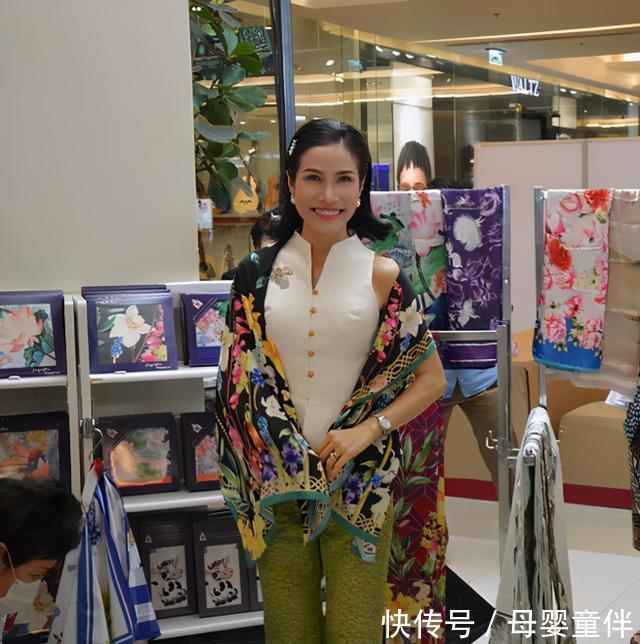 上衣|诗妮娜真会穿,一条绿裤配两件上衣美得不同,撞衫婆婆也不输