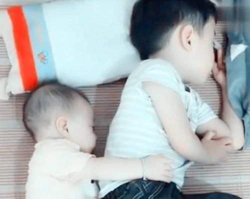 年龄|妹妹和哥哥刚睡着,妈妈掀开被子一看,这画面让人心都酥了