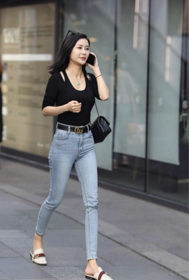 又火了一种新穿法,“牛仔裤+奶奶鞋”,年轻女孩都按耐不住了!