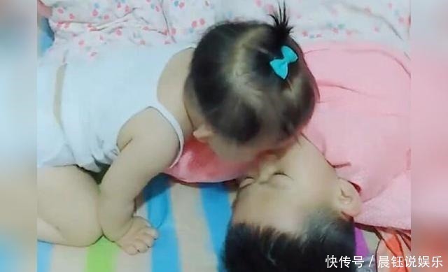 哥哥|妹妹醒来爬到哥哥身边,哥哥一把搂住妹妹,下一秒差点把我笑喷了