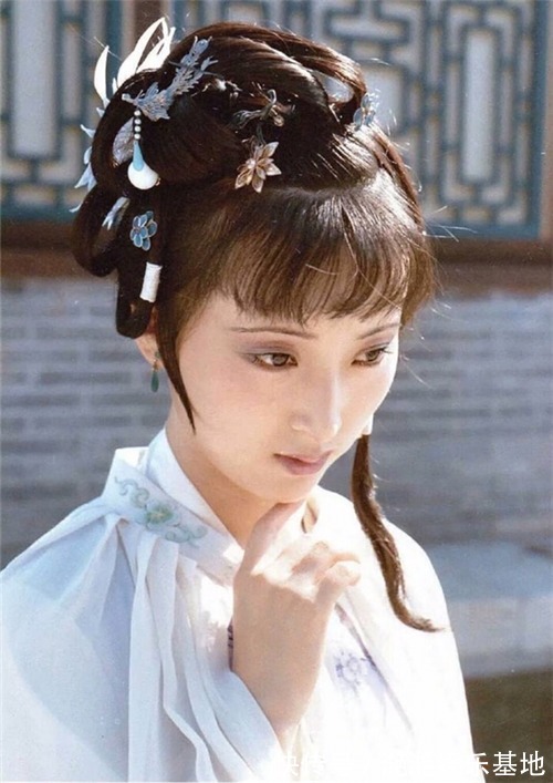 林黛玉@《红楼梦》中,薛宝钗与林黛玉谁更漂亮?看2个小丫环就明白了