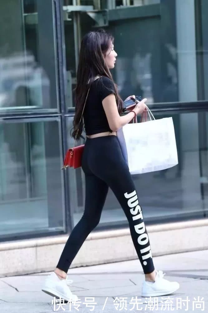 真显|街拍美女:小姐姐的运动装真显身材,穿出迷人姿态,展现独特魅力