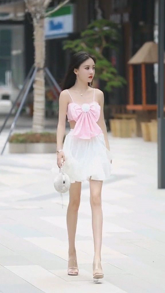 穿搭|街拍：粉红蝴蝶结甜心公主，少女气质尽显，可爱穿搭超甜美