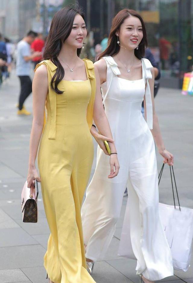 尖头|双胞胎姐妹花,穿同款连体裤搭配尖头细跟鞋,精致的装扮彰显气质