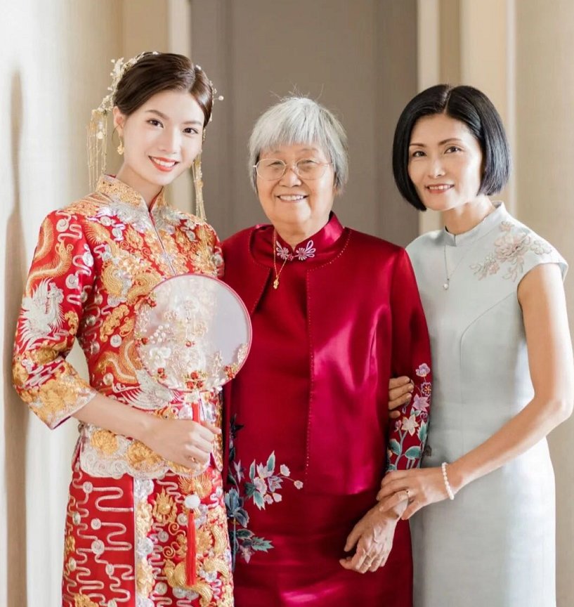 女人要优雅老去！祖孙三代婚礼上同穿旗袍，白发外婆比新娘更抢镜