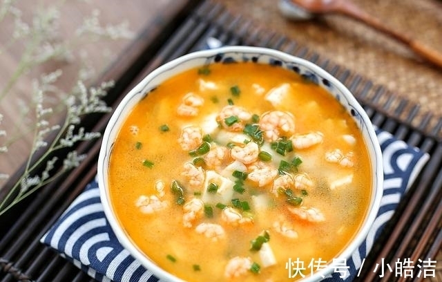 内酯豆腐|虾仁豆腐汤直接下锅煮就错了，多加这一步，汤头鲜香十足，味道好