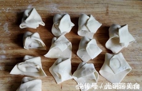 自制馄饨时，掌握1点小技巧，馄饨皮薄馅大，馅香皮软还爽滑