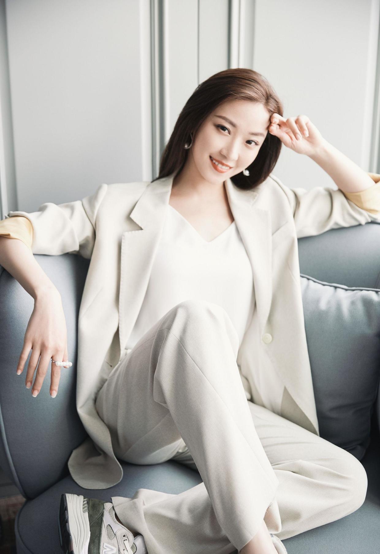 裙摆|菅纫姿有颜有腰又会穿,一袭黑白拼接礼服华丽高贵,美得惊艳