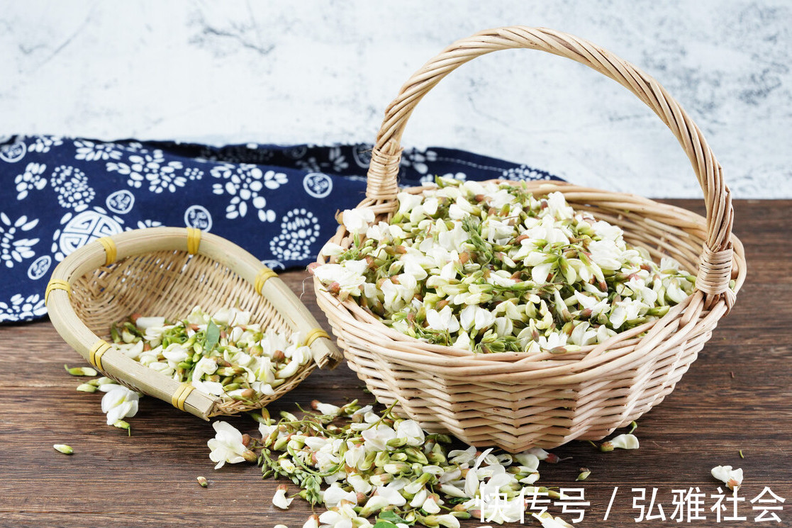 槐花|又到了吃槐花的季节,教你2个保存技巧,一年四季都能吃到鲜槐花