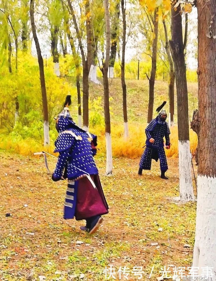 满洲的铠甲为何外边看不到甲片?