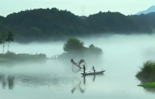 悠然自得|夕阳映照万顷碧波，渔民悠然自得