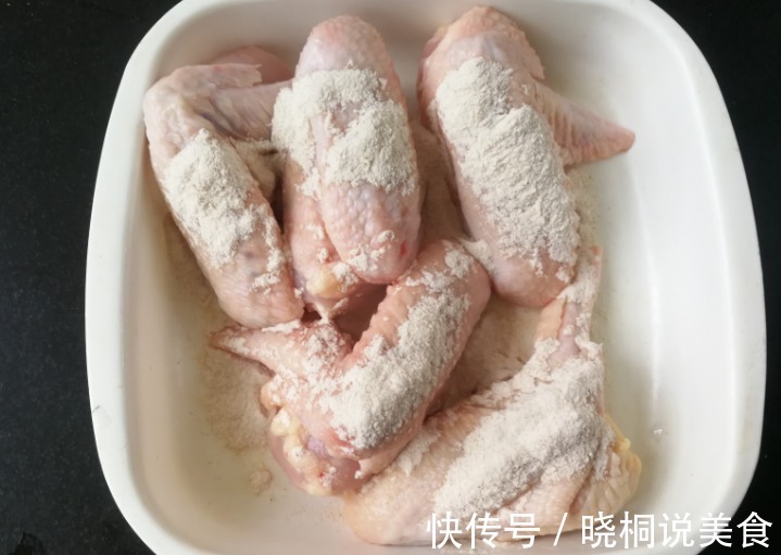 在家做道盐焗鸡翅,金黄诱人,皮滑肉嫩,有电饭锅就行,教您做法