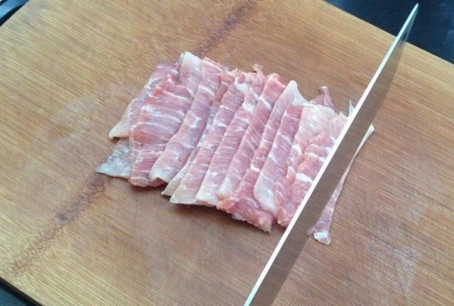 炒青椒肉丝前做好这一步,肉丝嫩滑入味不粘锅,炒出来更好吃