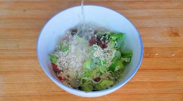 搅拌均匀|夏天，吃凉拌黄瓜不如吃这菜，营养极高，错过等一年，不懂吃亏了