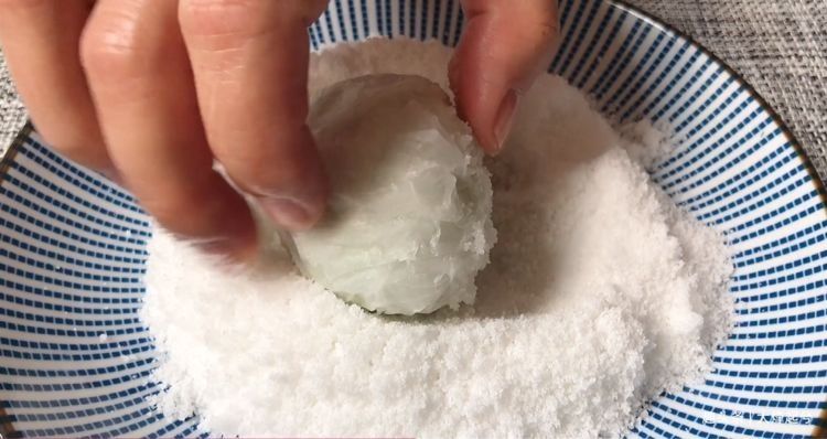 把白酒倒进鸭蛋里，真是厉害了，个个翻沙流油，吃着满嘴留香