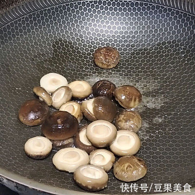 油菜|我家做香菇油菜就用这个方法，解馋又营养