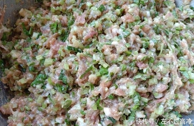 多汁|猪肉芹菜馅儿水饺,怎么调才好吃?大厨教你3招,鲜嫩营养又多汁