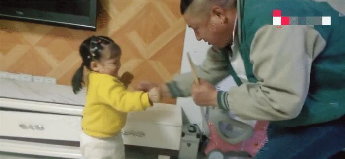 女儿|“女儿奴”爸爸哄女儿吃饭不成，忍不住挥起扫帚，宝宝却哈哈大笑