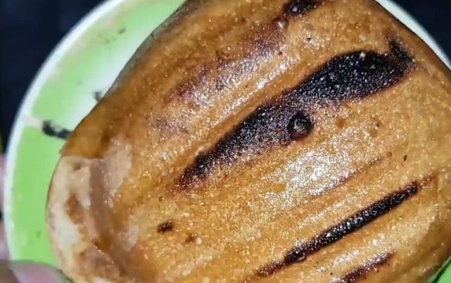 实拍印度街头鸡肉汉堡,鸡肉现场烤出来的,比快餐店里的强太多