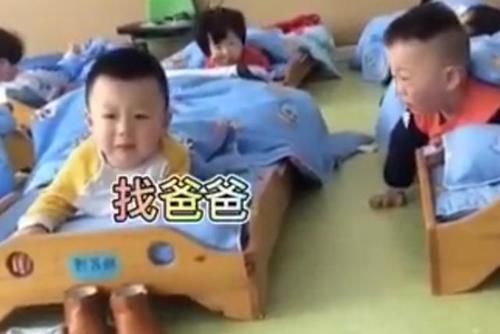 到幼儿|幼儿园俩孩子午睡前的“灵魂对话”：如何让孩子尽快适应幼儿园？