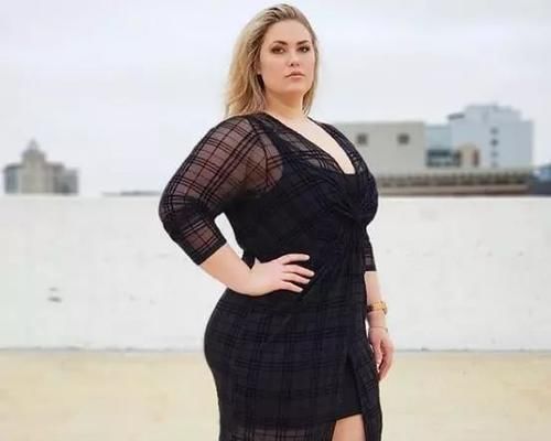 健身|英国美女体重高达230斤,健身2年塑造凹凸曲线,逆袭成为大码模特
