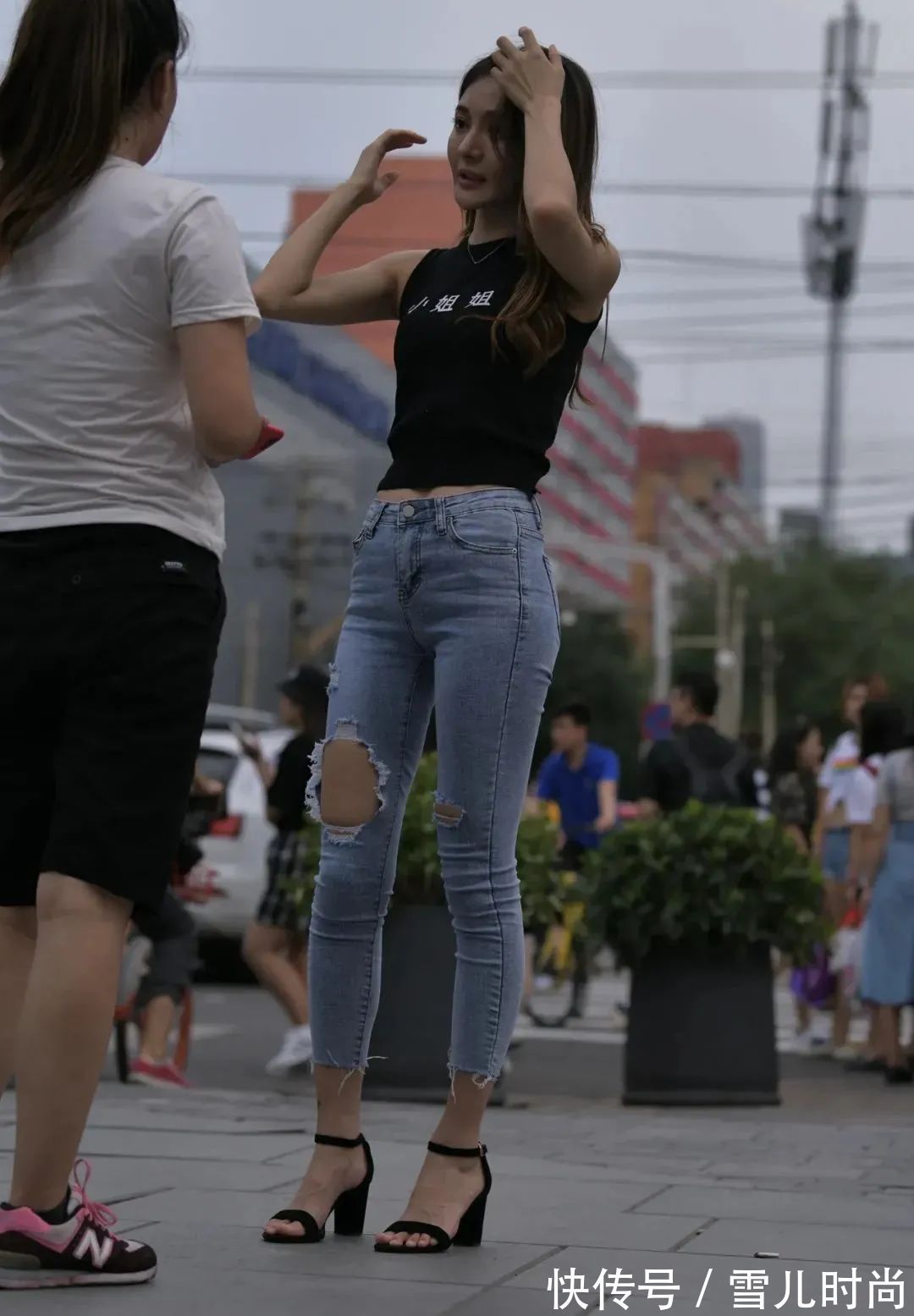 高跟鞋 小仙女搭配休闲的破洞牛仔裤,时尚百搭舒适又美腻