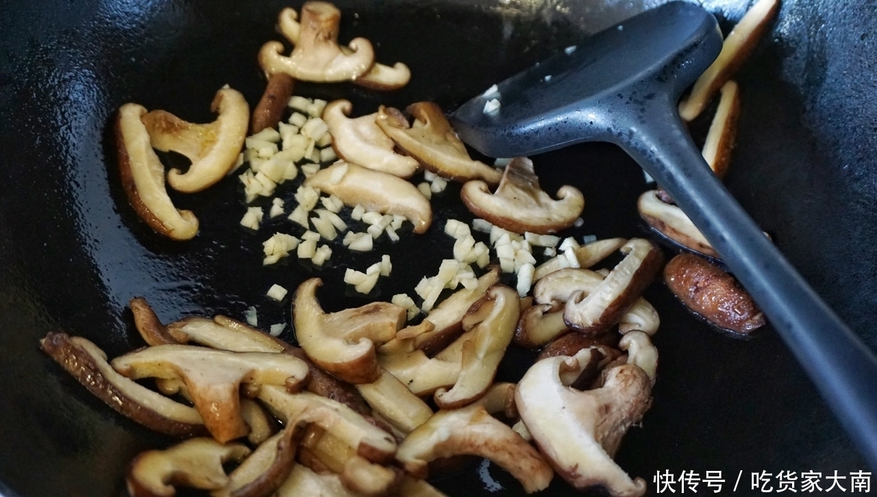 香菇和黄瓜的完美搭配,清新爽口还下饭,全家都爱吃