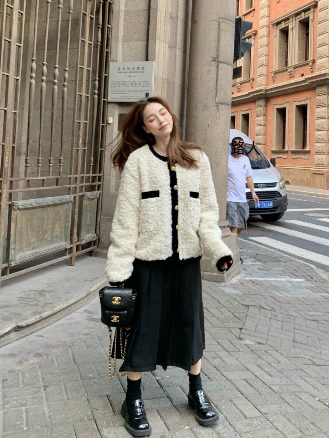 黑色 “毛绒外套”冬季必备单品,入冬这么穿优雅好看,帮你打造好气质