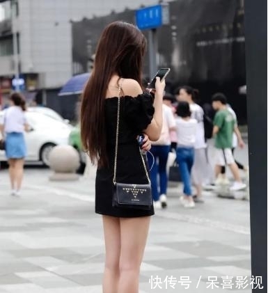 简单|黑色一字肩连衣裙搭配小挎包,简单设计,时尚大气