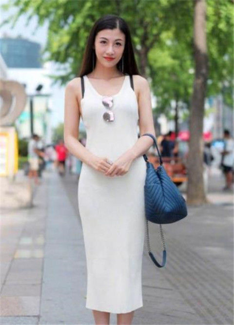 长裤|身材丰腴的美女，半袖配牛仔长裤，修身显身材