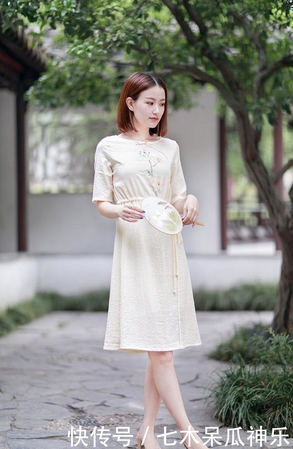 短袖|街拍,美女迷彩瑜伽裤搭配简单的短袖,撑起了性感身材