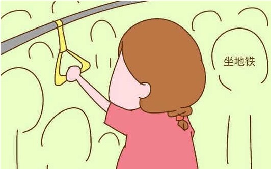 出门|孕妈坐地铁产检,被姑娘说没钱别出门,孕妈的话让车厢沉静