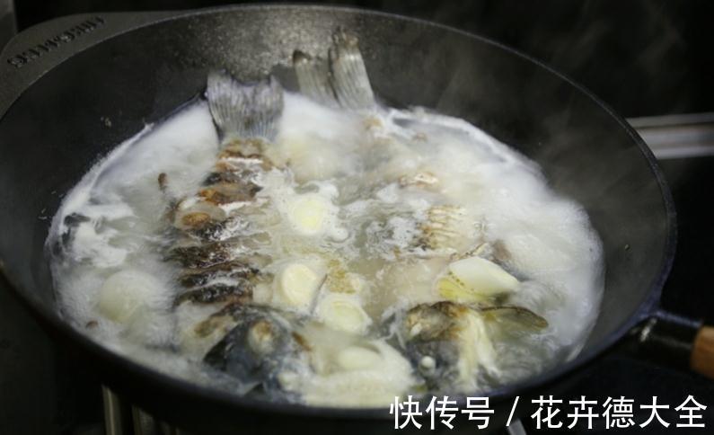 炖鱼汤腥味重？做好“三点”，鱼汤香喷喷，再也不担心有腥味