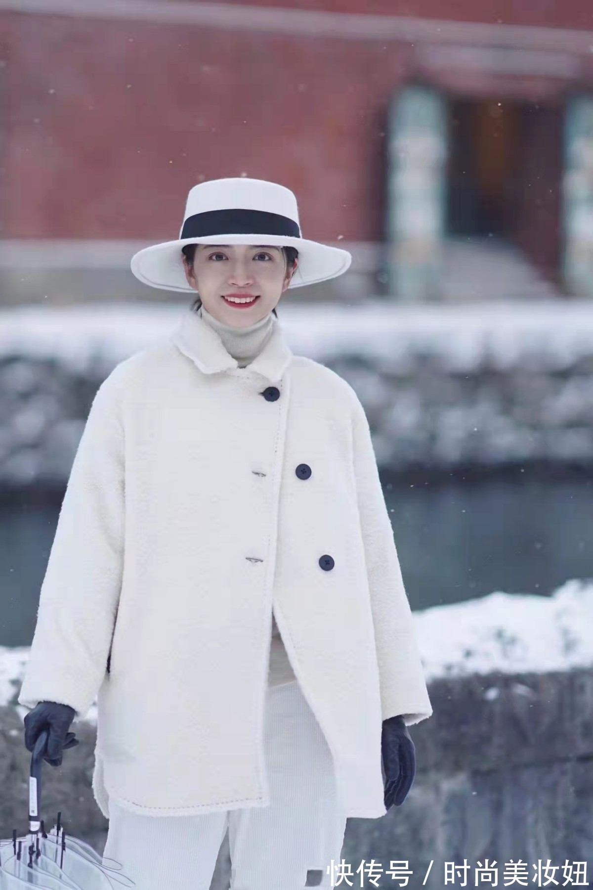 小蛮腰|冬天穿衣简约才高级,看三木的白色大衣穿搭,高级感翻倍